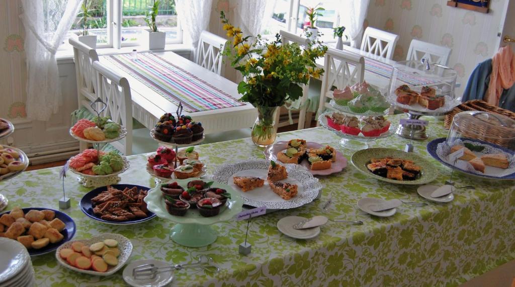 Floras Trädgård Pensionat 2*